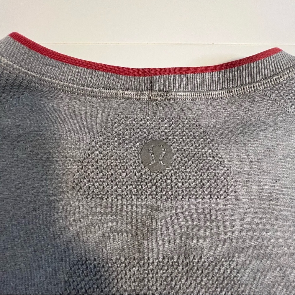 Lululemon mens medium  t shirt in grey. - Picture 3 of 6